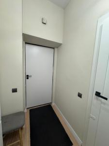 una stanza con una porta bianca e un tappeto nero di Квартира a Dnipro