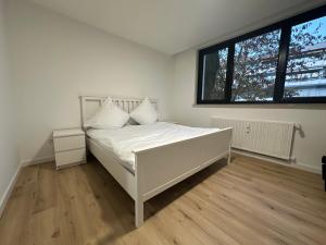 Postel nebo postele na pokoji v ubytování Ferienwohnung Kassel Harleshausen mit Ladesäule