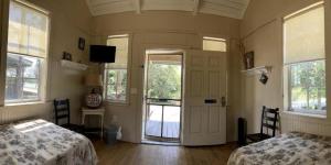 Postel nebo postele na pokoji v ubytování Colorful Waterfront Cabin Rentals on the Braden River near Sarasota, Florida