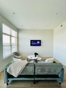 een woonkamer met een bank en een tafel bij Cozy, Charming, and Chic Stay in Dallas