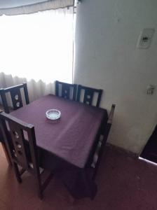 Una mesa con un mantel morado y un plato encima. en Cabaña Marina 1530, en Viña del Mar