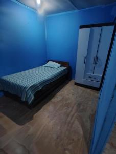 Habitación azul con cama y armario en Cabaña Marina 1530, en Viña del Mar