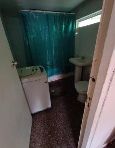 Un baño pequeño con inodoro y lavabo. en Cabaña Marina 1530, en Viña del Mar