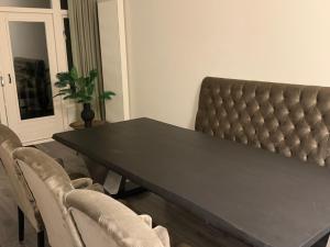 - une table et des chaises noires dans la chambre dans l'établissement Woonhuis 170m2 Rotterdam Centrum, à Rotterdam
