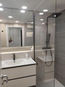 Koupelna v ubytování Ático con vistas en Salobreña + 10 fotografií