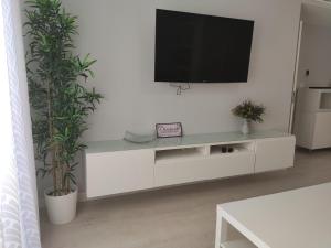 TV a/nebo společenská místnost v ubytování Ático con vistas en Salobreña