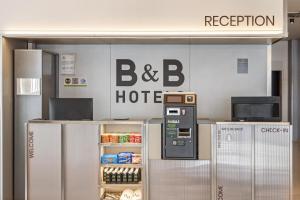 een hotelkamer met een kassa en een koelkast bij B&B HOTEL Granada Estación in Granada