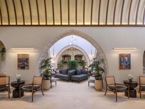 - une salle d'attente avec un canapé et des chaises dans l'établissement Movenpick Resort El Quseir, à Al-Qusair