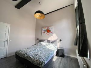 ein Schlafzimmer mit einem Bett und einer Decke in der Unterkunft Elegant heritage residence near Utrecht in Vianen