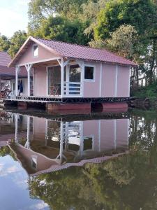 een huis op een dok in het water bij Splav na Dunavcu in Ivanovo