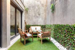 AuteriveにあるSuite Marrakech - Balnéo Privée - Netflixのパティオ(テーブル、椅子2脚付)