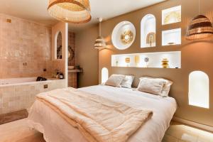 AuteriveにあるSuite Marrakech - Balnéo Privée - Netflixのベッドルーム(大型ベッド1台、バスタブ付)