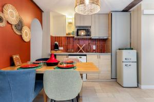 AuteriveにあるSuite Marrakech - Balnéo Privée - Netflixのキッチン(木製テーブル、椅子、冷蔵庫付) +12枚の写真