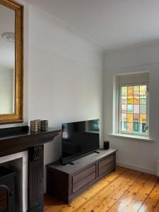 TV a/nebo společenská místnost v ubytování Characteristic Dutch home in historic center Gouda