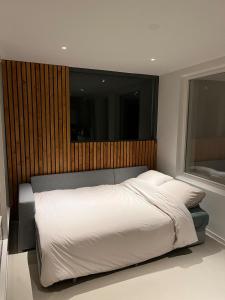 Postel nebo postele na pokoji v ubytování Characteristic Dutch home in historic center Gouda + 32 fotografií