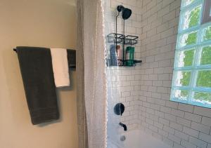 Koupelna v ubytování Posh Princeton Pad + 18 fotografií