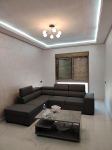 タンジェにあるRiad Salam Tangierのソファとコーヒーテーブルのあるリビングルーム