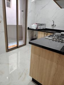 タンジェにあるRiad Salam Tangierのキッチン(カウンタートップ、シンク付) +7枚の写真