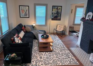 Posezení v ubytování Posh Princeton Pad