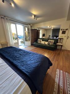 a bedroom with a bed and a living room at Le studio Chez Marilé in Bry-sur-Marne +52 photos