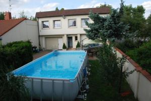 a large swimming pool in front of a house at POKOJE & NOCLEGI de'Górska in Poznań