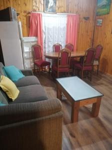 Amplia casa en cartagena في كارتاخينا: غرفة معيشة مع طاولة وكراسي وأريكة