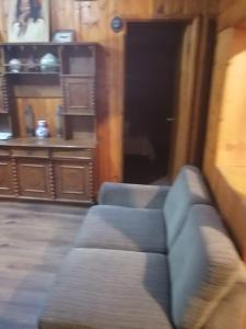 un salon avec un canapé et une table dans l'établissement Amplia casa en cartagena, à Carthagène