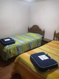 deux lits côte à côte dans une pièce dans l'établissement Amplia casa en cartagena, à Carthagène