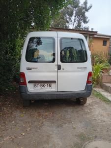 une camionnette blanche garée devant une maison dans l'établissement Amplia casa en cartagena, à Carthagène