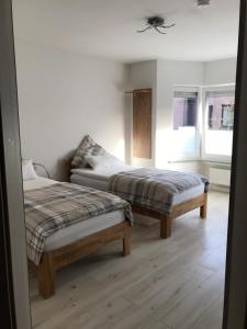 Un dormitorio con dos camas y una ventana en Meckenheim, en Meckenheim