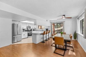 Nhà bếp/bếp nhỏ tại Cozy Cabin Retreat in the Pines – Minutes from Downtown Flagstaff