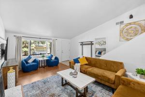 Khu vực ghế ngồi tại Cozy Cabin Retreat in the Pines – Minutes from Downtown Flagstaff