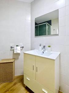 ein Badezimmer mit Waschbecken und Spiegel in der Unterkunft Bajo reformado con terraza en Mogro in Mogro