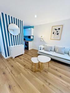 ein Wohnzimmer mit Sofa und Tisch in der Unterkunft Bajo reformado con terraza en Mogro in Mogro