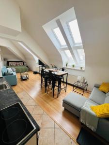 ein Wohnzimmer mit Sofa und Tisch in der Unterkunft Central, Cozy & Stylish Apartment with Views in Prag