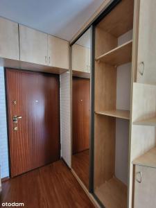 una camera con armadio e porta in legno di Oliwa Business & Relax a Danzica