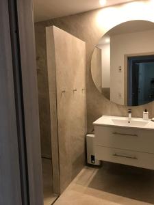 un baño con lavabo y espejo en Meckenheim, en Meckenheim 68 fotos más