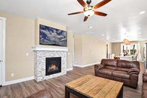 弗拉格斯塔夫Windtree Retreat Hot Tub Pet-Friendly Fire Pit Near Downtown的带沙发和壁炉的客厅