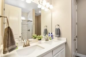 弗拉格斯塔夫Windtree Retreat Hot Tub Pet-Friendly Fire Pit Near Downtown的浴室里有洗手池和镜子 更多40张照片