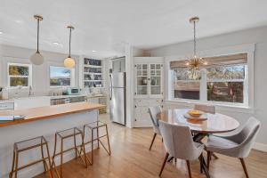 Η κουζίνα ή μικρή κουζίνα στο Downtown Crown Stylish Mid-Century Design Walk to Dining Shops