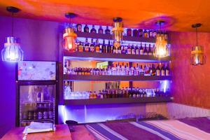 un bar con un montón de botellas en la pared en M3 Stella Hotel, en Kampala 16 fotos más