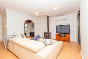 een woonkamer met een bank en een tv bij Jurien Haven in Jurien Bay