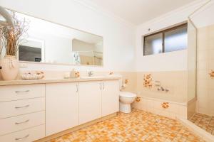 een badkamer met toilet, wastafel en douche bij Jurien Haven in Jurien Bay +14 foto's