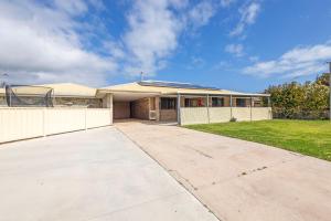 een groot wit huis met een grote oprit bij Jurien Haven in Jurien Bay