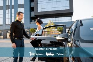 un hombre y una mujer de pie junto a un coche en The Avengers House, 7 pers 10 min Disneyland Paris, en Magny-le-Hongre