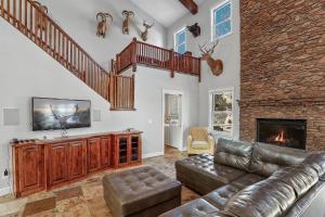 ein Wohnzimmer mit Couch und Kamin in der Unterkunft Alpine Mountain Spacious Luxury Retreat Ponderosa Trails Game Room in Flagstaff