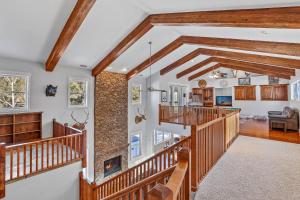 ein Wohnzimmer mit Holztreppe und Kamin in der Unterkunft Alpine Mountain Spacious Luxury Retreat Ponderosa Trails Game Room in Flagstaff