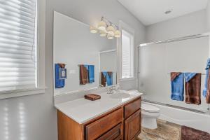 ein Badezimmer mit Waschbecken und Toilette in der Unterkunft Alpine Mountain Spacious Luxury Retreat Ponderosa Trails Game Room in Flagstaff + 59 Fotos