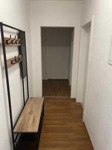 einen Flur mit einer Holzbank in einem Zimmer in der Unterkunft StayBaran XL - 7 Betten I WLAN I Parkplatz I Küche in Essen