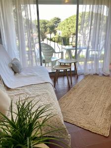 アルジェレス・シュル・メールにあるIdyllique ! Terrasse vue jardin et montagne, parking, local à vélos, à 2 pas de la plage et piscine de mai à septembre !のソファとバルコニーのあるリビングルーム